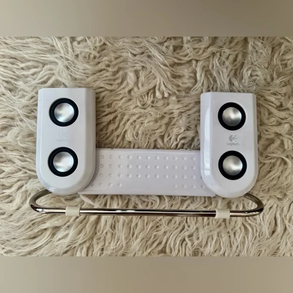 Logitech M22 Speakers with travel case. - Picture 4 of 5